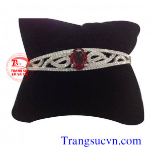 Chiếc vòng tay đính đá granet