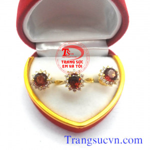 Bộ trang sức Granet được thiết kế sang trọng, lộng lẫy từ đá granet thiên nhiên. Bộ trang sức Granet tôn lên vẻ quyền quý, thanh lịch cho người đeo.