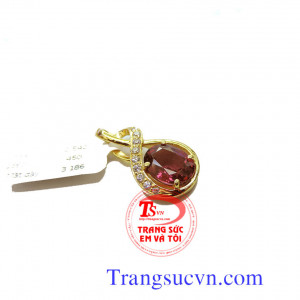 Mặt dây đá granet thiên nhiên được chế tác tinh tế, đường nét tinh xảo từ đá granet thiên nhiên chất lượng. Mặt dây đá granat thiên nhiên là món quà ý nghĩa dành tặng cho người đặc biệt vào những dịp lễ.
