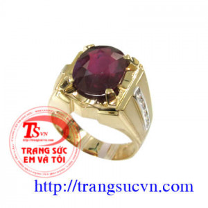 Nhẫn nam ruby được chế tác bằng vàng 18k, vàng màu có gắn 1 viên đá quý ruby thiên nhiên (nguồn gốc thiên nhiên)