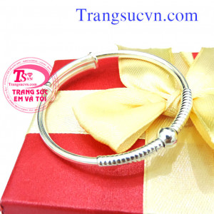 Lắc trẻ em bạc xoắn xinh, Thông tin về giá lắc bạc cho trẻ em và Giá trên từng chiếc lắc tay có chuông hay lắc trơn,có nhiều kích cỡ cho bạn lựa chọn, bạc ta 999