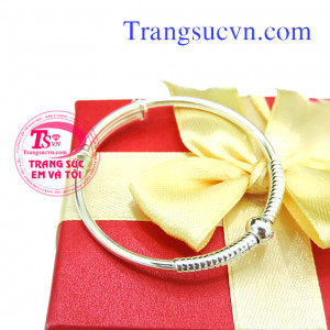 Lắc trẻ em bạc xoắn xinh, Thông tin về giá lắc bạc cho trẻ em và Giá trên từng chiếc lắc tay có chuông hay lắc trơn,có nhiều kích cỡ cho bạn lựa chọn, bạc ta 999