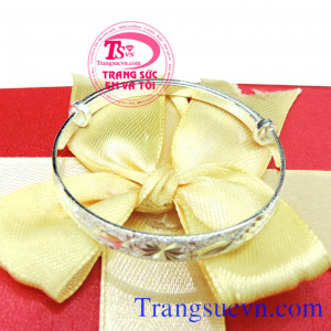 Lắc bạc hoa văn cho bé, Thông tin về giá lắc bạc cho trẻ em và Giá trên từng chiếc lắc tay có chuông hay lắc trơn,có nhiều kích cỡ cho bạn lựa chọn, bạc ta 999