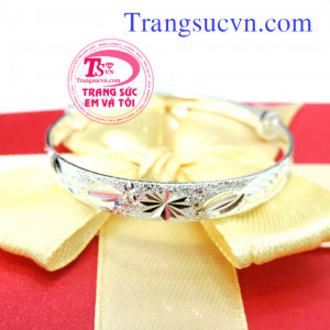 Lắc bạc hoa văn cho bé, Thông tin về giá lắc bạc cho trẻ em và Giá trên từng chiếc lắc tay có chuông hay lắc trơn,có nhiều kích cỡ cho bạn lựa chọn, bạc ta 999