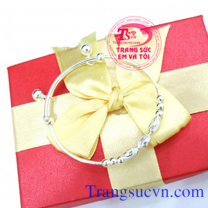 Lắc trẻ bé gái