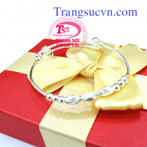 Lắc trẻ bé gái