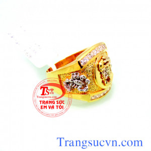 Nhẫn vàng tây 10k được chế tác đẹp gắn đá kim cương nhân tạo phù hợp cho nam đeo ngón trỏ và ngón nhẫn.