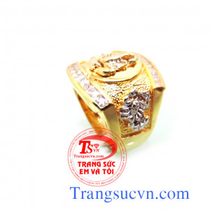 Nhẫn vàng tây 10k được chế tác đẹp gắn đá kim cương nhân tạo phù hợp cho nam đeo ngón trỏ và ngón nhẫn.