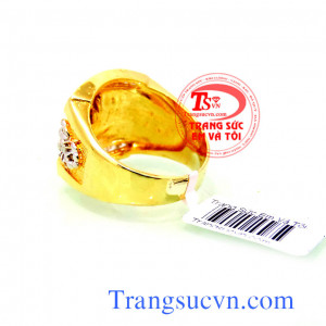 Nhẫn vàng tây 10k được chế tác đẹp gắn đá kim cương nhân tạo phù hợp cho nam đeo ngón trỏ và ngón nhẫn.