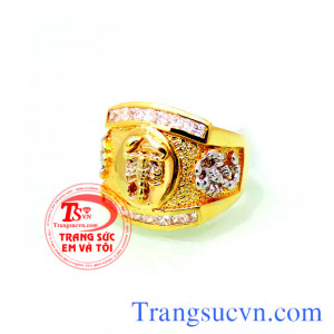 Nhẫn vàng tây 10k được chế tác đẹp gắn đá kim cương nhân tạo phù hợp cho nam đeo ngón trỏ và ngón nhẫn.