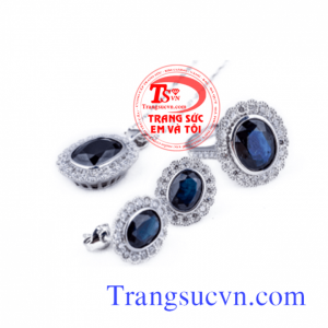 Bộ trang sức đá quý saphir quý phái vàng 18k tôn lên vẻ sang trọng, thanh lịch cho phái đẹp. 