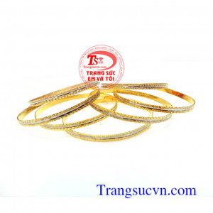 Vòng tuần tuyệt đẹp tự nhiên nơi cổ tay duyên dáng của bạn