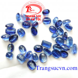 Kyanit  Thông tin chung Thể loại	Khoáng vật Công thức hóa học	Al2SiO5 (nhôm silicat) Màu	Xanh; lục, trắng, xám, đen Dạng thường tinh thể	Trụ, sợi; tấm Hệ tinh thể	Ba phương Cát khai	Hoàn toàn theo [100], không hoàn toàn theo [010] Vết vỡ	Giòn Độ cứng Mohs