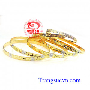 Vòng tuần với nhiều kiểu chế tác đẹp đường nét hoa văn đa dạng và phong phú nhằm làm tôn lên vẻ đẹp quyến rũ khi đeo