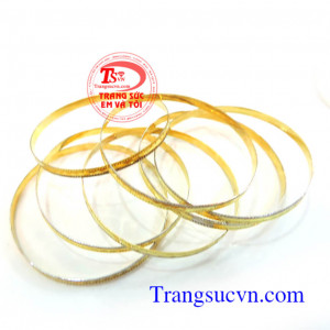 Vòng tuần tuyệt đẹp tự nhiên nơi cổ tay duyên dáng