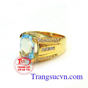 Nhẫn nam Topaz đẹp vàng với đường nét kết đá trắng làm cho chiếc nhẫn sang trọng trên tay gọn với viên đá Topaz xanh nước biển