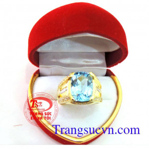 Nhẫn nam Topaz đẹp vàng với đường nét kết đá trắng làm cho chiếc nhẫn sang trọng trên tay gọn với viên đá Topaz xanh nước biển