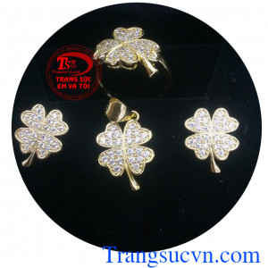 Bộ trang sức cổ bốn lá dành cho nữ với ý nghĩa may mắn,với mong muốn được hòa hợp cả bốn mùa xuân hạ thu đông.