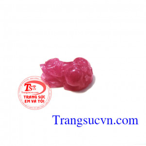 Tỳ hưu ruby đỏ tỳ hưu hồng ngọc,tỳ hưu phù hợp làm mặt nhẫn nam và nữ và mặt dây chuyền ruby là một trong 4 loại đá quý nhất đứng sau kim cương,mang lại sự sang trọng và đẳng cấp