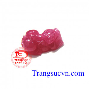 Tỳ hưu ruby đỏ tỳ hưu hồng ngọc,tỳ hưu phù hợp làm mặt nhẫn nam và nữ và mặt dây chuyền ruby là một trong 4 loại đá quý nhất đứng sau kim cương,mang lại sự sang trọng và đẳng cấp