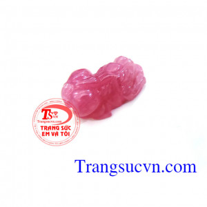 Tỳ hưu đá ruby giá tốt Tỳ hưu đá ruby đỏ (hồng ngọc) được chạm khắc cực kỳ tinh xảo mang lại may mắn cho mọi người, nhất là những người có mệnh cung hợp với màu đỏ.