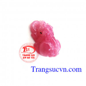 Tỳ hưu đá ruby giá tốt Tỳ hưu đá ruby đỏ (hồng ngọc) được chạm khắc cực kỳ tinh xảo mang lại may mắn cho mọi người, nhất là những người có mệnh cung hợp với màu đỏ.