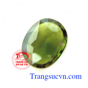 Sapphire chuối trong suốt Loại đá quý: Sapphire Chuối thiên nhiên Số lượng: 01 Viên Kích thước: 13.50 x 9.70 / 3.80 mm Trọng lượng: 4.60 Carat Màu sắc: Lục - Lục phớt vàng Độ tinh khiết: Trong suốt