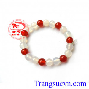 Ở châu Á, cụ thể là tại các quốc gia như Ấn Độ, Nepal, Tây Tạng, họ coi mã não là biểu trưng của sự hưng thịnh. Đồ trang sức hay bùa hộ mệnh được làm từ mã não sẽ làm cho chủ nhân trở nên may mắn, dễ mến trong giao tiếp và biết ăn nói