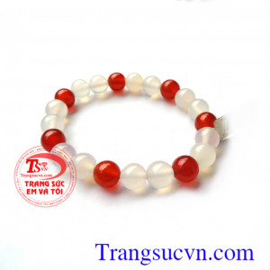 Ở châu Á, cụ thể là tại các quốc gia như Ấn Độ, Nepal, Tây Tạng, họ coi mã não là biểu trưng của sự hưng thịnh. Đồ trang sức hay bùa hộ mệnh được làm từ mã não sẽ làm cho chủ nhân trở nên may mắn, dễ mến trong giao tiếp và biết ăn nói