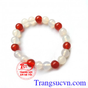 Ở châu Á, cụ thể là tại các quốc gia như Ấn Độ, Nepal, Tây Tạng, họ coi mã não là biểu trưng của sự hưng thịnh. Đồ trang sức hay bùa hộ mệnh được làm từ mã não sẽ làm cho chủ nhân trở nên may mắn, dễ mến trong giao tiếp và biết ăn nói