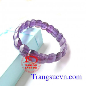 Vòng thạch anh tím đẹp Loại sản phẩm: Vòng tay đá dạng hạt xâu thành chuỗi Phù hợp với mọi lứa tuổi, hợp thời trang và trang phục Loại đá: Thạch Anh Tím thiên nhiên Màu sắc đá: Tím Kích thước hat: 14,00 x 10,00 /6,00 mm Số lượng hạt: 19 hạt Tổng trọng lượ