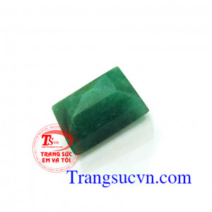 Đá Emerald chữ nhật  Ngọc lục bảo là lá bùa hộ mệnh cho những ai mệnh Mộc, mệnh Hỏa; những người có ngày sinh nằm trong cung Bảo Bình (21/1-19/2), Song Ngư (20/2-20/3), Kim Ngưu (21/4-21/5), cho những ai sinh vào tháng 5, cho gia chủ tuổi Mùi trong bộ 12 