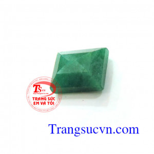 Đá Emerald chữ nhật  Ngọc lục bảo là lá bùa hộ mệnh cho những ai mệnh Mộc, mệnh Hỏa; những người có ngày sinh nằm trong cung Bảo Bình (21/1-19/2), Song Ngư (20/2-20/3), Kim Ngưu (21/4-21/5), cho những ai sinh vào tháng 5, cho gia chủ tuổi Mùi trong bộ 12 