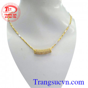 Bộ dây chuyền vàng mặt hàng hiệu là mặt dây chuyền nữ vàng tây, mặt dây tinh tế, kiểu dáng đẹp, mang đến cho người đeo vẻ đẹp thời trang kết hợp dây chuyền vàng kiểu đẹp