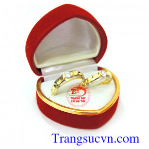 Nhẫn cưới giá rẻ vàng tây Loại sản phẩm: Nhẫn cưới giá rẻ  Thương hiệu: Trang Sức Em Và Tôi  Kiểu chế tác: Nhẫn cưới vàng giá rẻ đẹp sang trọng kinh tế cho đôi bạn trẻ.