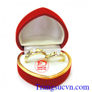 Nhẫn cưới giá rẻ vàng tây Loại sản phẩm: Nhẫn cưới giá rẻ  Thương hiệu: Trang Sức Em Và Tôi  Kiểu chế tác: Nhẫn cưới vàng giá rẻ đẹp sang trọng kinh tế cho đôi bạn trẻ.