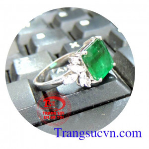 Nhẫn nữ gắn đá xanh mệnh hỏa