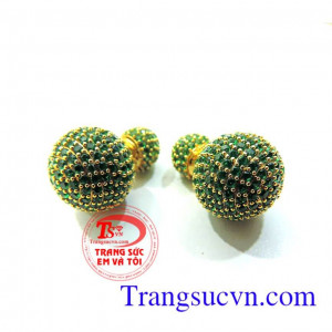 Hoa tai đính đá kiểu đẹp thiết kế rất cầu kỳ, tỉ mỉ của các thợ kim hoàn nhưng nó thể hiện lên nét đẹp duyên dáng,thanh lịch của người phụ nữ.