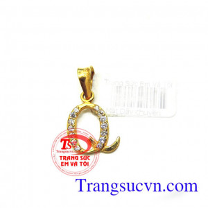 Mặt dây chữ Q bằng vàng tây 10k đảm bảo chất lượng - Uy tín. bạn có thể đặt theo chữ cái đầu của bạn từ A-Z đảm bảo bạn sẽ có món quà ý nghĩa trong dịp sinh nhật hoặc các ngày kỷ niệm Mặt dây chữ Q