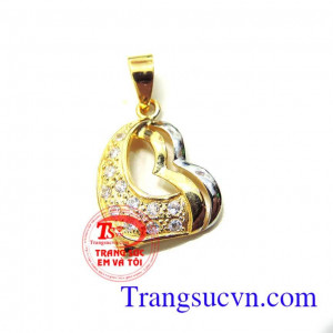 Trái tim lồng vàng vàng được thiết kế đơn giản với mặt dây 2 trái tim lồng vào nhau mang ý nghĩa tạo sự khắng khít, bền chặt