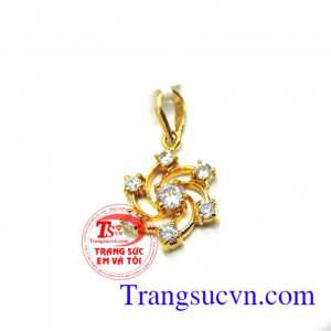 Mặt hoa tuyết cách điệu Mặt dây chuyền Hoa Tuyết chế tác tinh xảo, kết cấu hoàn mỹ là trang sức tô đậm vẻ đẹp mỏng manh, thanh nhã cho bạn gái hiện đại vàng tây
