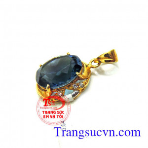 Mặt topaz xanh bọc vàng Mặt dây đá topaz xanh bọc Mặt dây đính đá topaz xanh hợp phong thủy, cho mệnh mộc và mệnh thủy. đeo hợp thời trang và trang phục  Loại sản phẩm: Dây chuyền vàng  Thương hiệu: Trang Sức Em Và Tôi