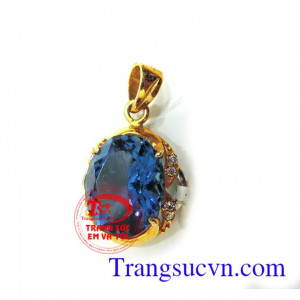 Mặt topaz xanh bọc vàng Mặt dây đá topaz xanh bọc Mặt dây đính đá topaz xanh hợp phong thủy, cho mệnh mộc và mệnh thủy. đeo hợp thời trang và trang phục  Loại sản phẩm: Dây chuyền vàng  Thương hiệu: Trang Sức Em Và Tôi