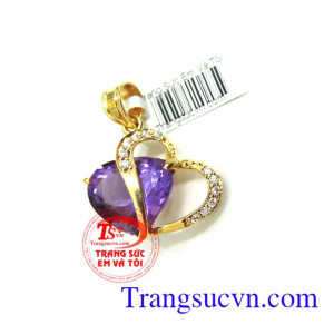 Mặt dây chuyền thạch anh trái tim Đặc biệt,mặt dây chuyền đá thạch anh tím còn có tác dụng rất tốt đối mặt dây chuyền phong thuỷ giúp đem lại tình cảm, may mắn và kích hoạt tình duyên ý nghĩa tượng trưng cho tình yêu cao thượng, sắc đẹp