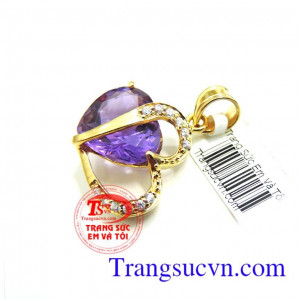 Mặt dây chuyền thạch anh trái tim Đặc biệt,mặt dây chuyền đá thạch anh tím còn có tác dụng rất tốt đối mặt dây chuyền phong thuỷ giúp đem lại tình cảm, may mắn và kích hoạt tình duyên ý nghĩa tượng trưng cho tình yêu cao thượng, sắc đẹp