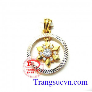 Mặt dây chuyền mặt trời Dây chuyền được thiết kế tinh tế, sang trọng với kiểu dáng thanh mảnh,Với thiết kế hình mặt trời ấn tượng, dây chuyền rất thích hợp làm quà tặng Mặt dây chuyền mặt trời