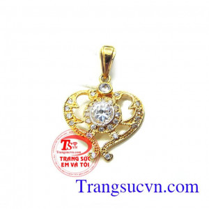 Trái tim vàng mặt nữ Với thiết kế hình trái tim ấn tượng, hợp đeo cùng dây chuyền rất thích hợp làm quà tặng trong dip lễ tết và ngày kỷ niệm,Mặt trái tim được thiết kế tinh tế,sang trọng với kiểu dáng thanh mảnh,đẹp mắt