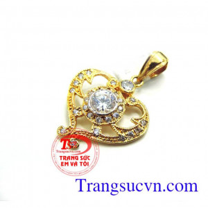 Trái tim vàng mặt nữ Với thiết kế hình trái tim ấn tượng, hợp đeo cùng dây chuyền rất thích hợp làm quà tặng trong dip lễ tết và ngày kỷ niệm,Mặt trái tim được thiết kế tinh tế,sang trọng với kiểu dáng thanh mảnh,đẹp mắt