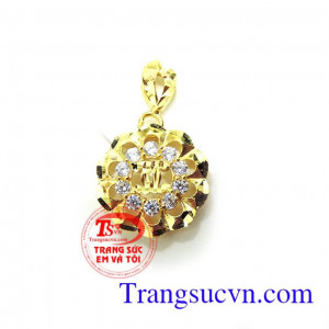 Mặt dây vàng nhỏ xinh cho nữ món quà sang trọng và sành điệu hợp thời trang và trang phục