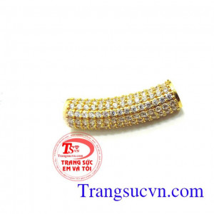 Mặt khúc vàng kết đá là sản phẩm đặc biệt được ưa chuộng hiện nay, phù hợp phong cách thời trang đa dạng của phái đẹp.